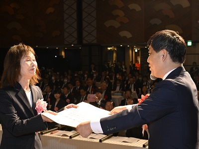 農林水産大臣賞を授与する武村農林水産副大臣