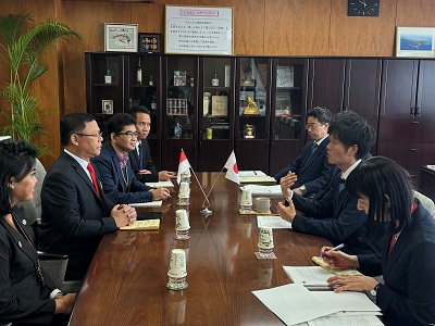 マルディオノ貧困緩和・食料安全保障特使と会談する鈴木農林水産副大臣