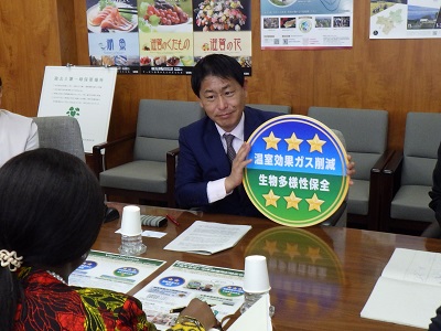 環境負荷低減の取組の「見える化」について説明を行う武村農林水産副大臣