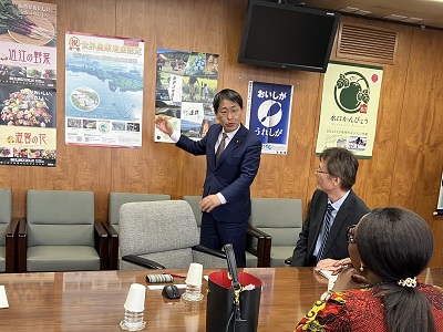 琵琶湖と周辺水田の生態系保全の取組について説明する武村農林水産副大臣