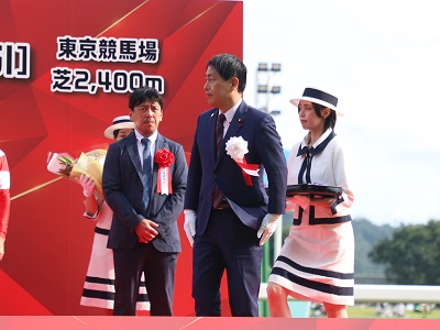 表彰式に臨まれる武村農林水産副大臣