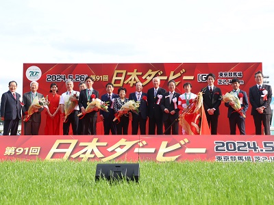 優勝馬の関係者と武村農林水産副大臣（左から7人目）