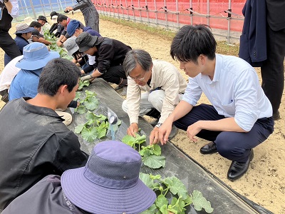 南相馬市で農業学校のほ場実習について説明を受ける鈴木農林水産副大臣