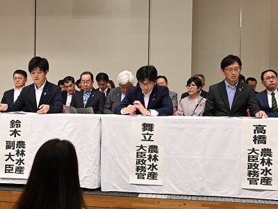 （前列左から）鈴木農林水産副大臣、舞立農林水産大臣政務官、高橋農林水産大臣政務官