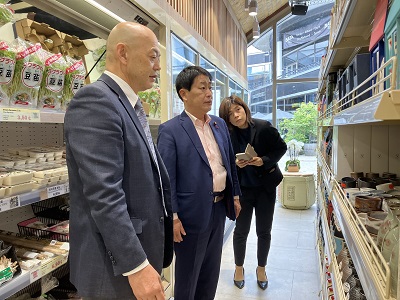 日本食材店を視察する武村農林水産副大臣