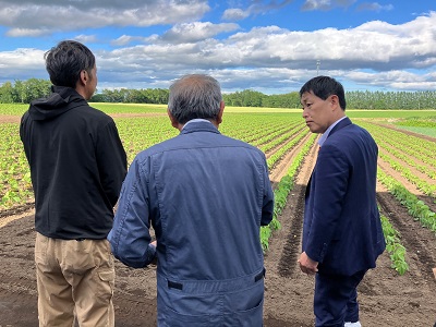 北海道河西郡芽室町の農園で有機農業の説明を受ける武村農林水産副大臣