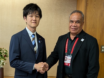 フォヘ卿・トンガ王国農業・食糧・林業大臣と握手する鈴木農林水産副大臣