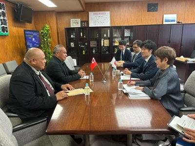 フォヘ卿・トンガ王国農業・食糧・林業大臣と会談する鈴木農林水産副大臣