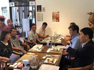 来間島の農家レストランで有機農業者及び宮古島市農林水産部と意見交換を行う武村農林水産副大臣