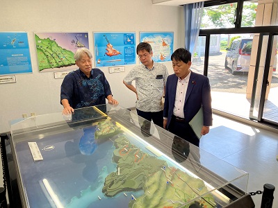 地下ダム資料館で宮古島の地質構造や地下ダムの施工方法の説明を受ける武村農林水産副大臣