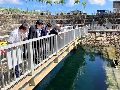 福里地下ダムで貯水状況の説明を受ける武村農林水産副大臣