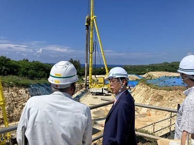 国営かんがい排水事業「宮古伊良部地区」で保良地下ダムの施工状況を確認する武村農林水産副大臣