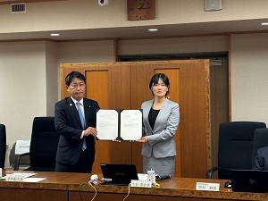 小針食料・農業・農村政策審議会畜産部会長に諮問文を手交する武村農林水産副大臣（左）
