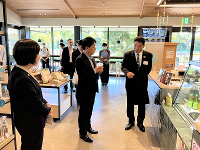 JA大井川代表理事組合長(右)及び染谷島田市長(左)からお茶を活用した地域振興について説明を受ける武村農林水産副大臣
