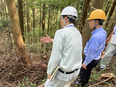 森林経営管理制度による森林整備について説明を受ける武村農林水産副大臣