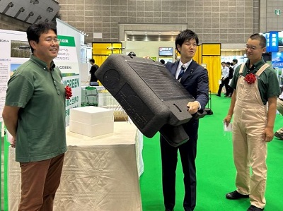 展示ブースで受賞者と意見交換を行う鈴木農林水産副大臣