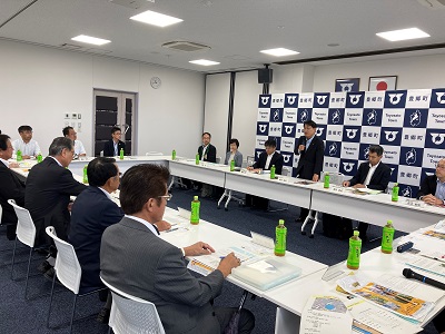 豊郷町役場で町の職員等と世界かんがい施設遺産に関する意見交換を行う武村農林水産副大臣