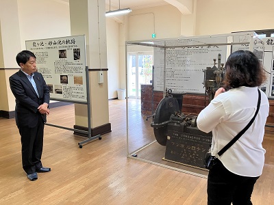 豊郷小学校旧校舎群で龍ケ池揚水機場に関する展示を視察する武村農林水産副大臣
