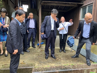 龍ケ池揚水機場で施設の概要等について説明を受ける武村農林水産副大臣