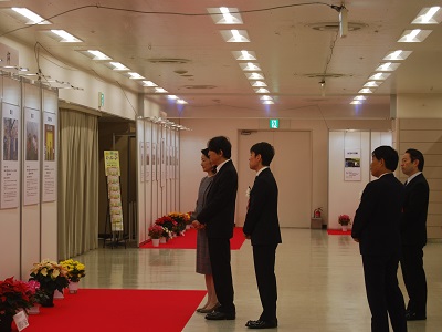 実りのフェスティバルで秋篠宮皇嗣同妃両殿下をご案内する武村農林水産副大臣（天皇杯コーナー）