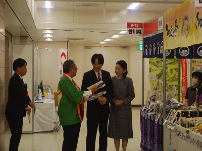 実りのフェスティバルで秋篠宮皇嗣同妃両殿下をご案内する武村農林水産副大臣（香川県コーナー）