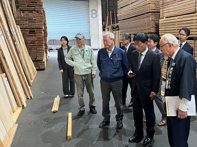 木材市売市場を視察する武村農林水産副大臣