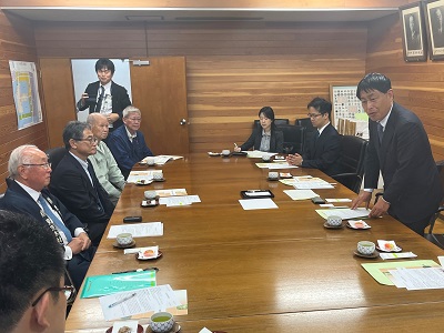 市場関係者と意見交換を行う武村農林水産副大臣