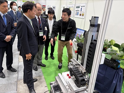 「アグリビジネス創出フェア2024」の会場を視察する笹川農林水産副大臣（手前）