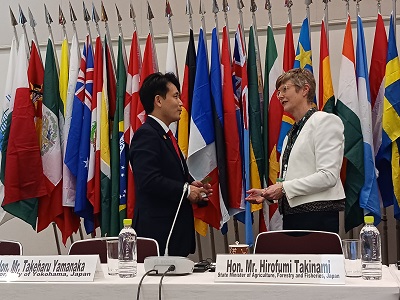 アナ・タイラーITTC60議長と懇談する滝波農林水産副大臣