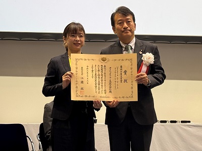 農林水産大臣賞を授与する笹川農林水産副大臣（右）