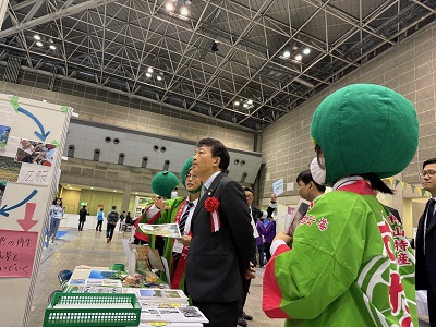 「エコプロ2024」の会場を視察する笹川農林水産副大臣