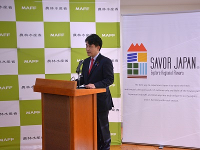 認定証授与式で挨拶をする滝波農林水産副大臣