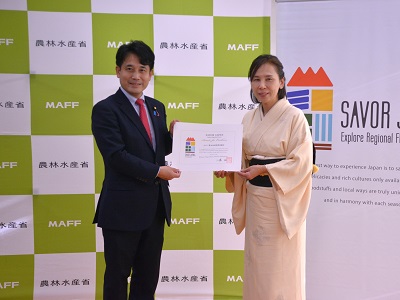 「農泊 食文化海外発信地域」認定証を授与する滝波農林水産副大臣（左）