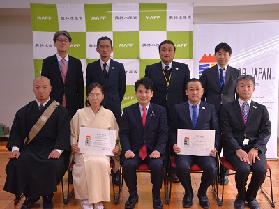 令和6年度認定の2地域の代表者等と滝波農林水産副大臣（前列中央）