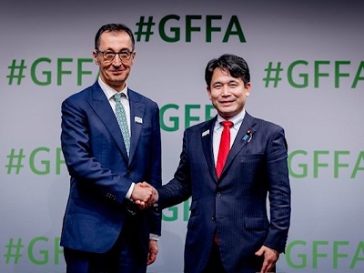 ベルリン農業大臣会合主催国ドイツのエズデミル食料・農業大臣と握手する滝波農林水産副大臣