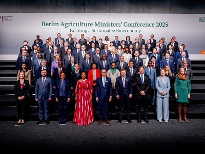 ベルリン農業大臣会合各国代表と滝波農林水産副大臣（3列目右から3人目）