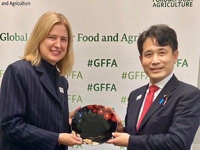 豪州のコリンズ農業・水産業・林業大臣と会談する滝波農林水産副大臣