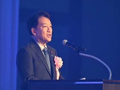 挨拶を行う笹川農林水産副大臣（斜め前からの様子）