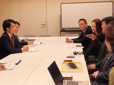 登壇者と意見交換を行う滝波農林水産副大臣（左）