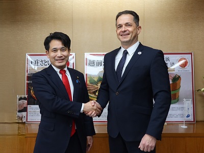 パヴェウ・ミレフスキ駐日ポーランド共和国大使と握手する滝波農林水産副大臣