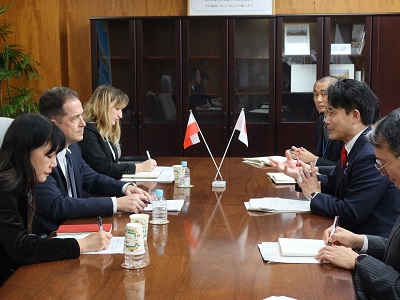 パヴェウ・ミレフスキ駐日ポーランド共和国大使と会談する滝波農林水産副大臣