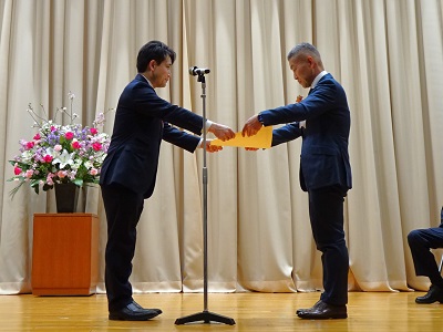 農林水産大臣賞の授与を行う滝波農林水産副大臣