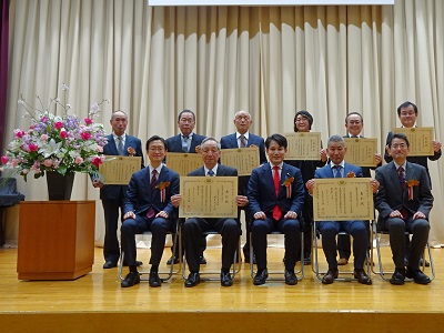 受賞者と滝波農林水産副大臣（前列中央）