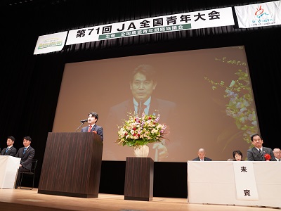 祝辞を述べる滝波農林水産副大臣（壇上の様子を含む写真）