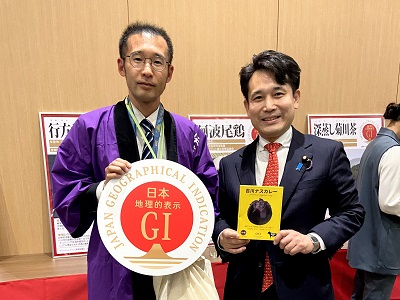 GI産品吉川ナスの生産者団体（左）と滝波農林水産副大臣（右）