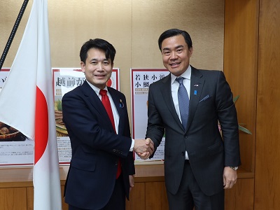 マリオ・マサユキ・トヨトシ駐日パラグアイ共和国大使と握手する滝波農林水産副大臣