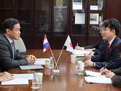 マリオ・マサユキ・トヨトシ駐日パラグアイ共和国大使と会談する滝波農林水産副大臣