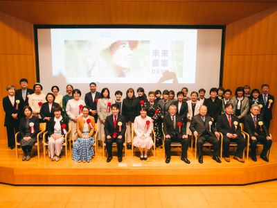 受賞者と滝波農林水産副大臣 （前列左から4人目）