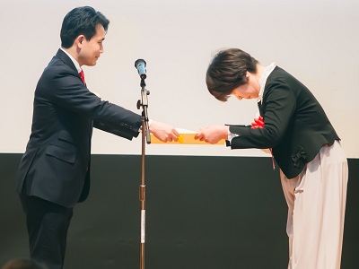 農山漁村女性活躍表彰農林水産大臣賞を授与する滝波農林水産副大臣