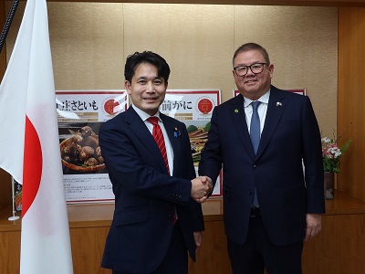 ラウレル・フィリピン農業大臣と握手する滝波農林水産副大臣